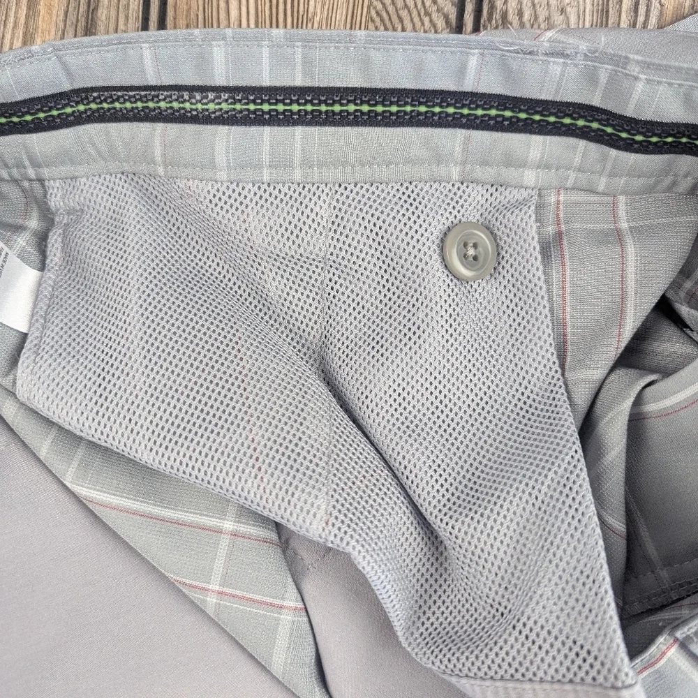 Izod Golf Shorts Size 38 Gray Red Stripe - Picture 6 of 8